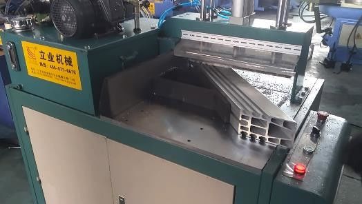 L505 3KW قدرت موتور آلومینیوم ماشین های برش میله برای گوشه درب پنجره